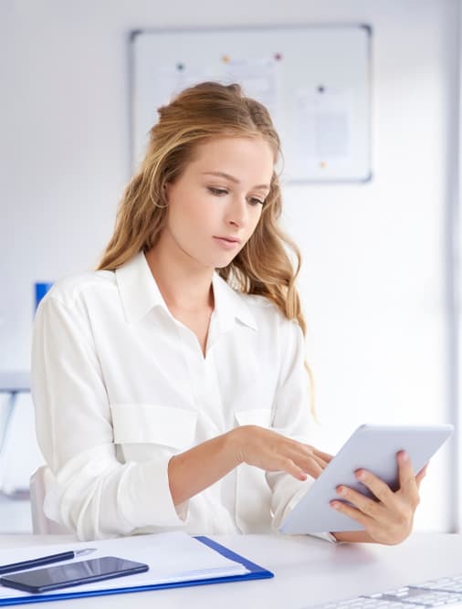 Doctors uses InterFAX+AI cloud fax on a tablet.
