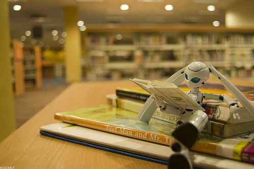 Robot reading in the library_Storytelling resources from The Content Marketeer